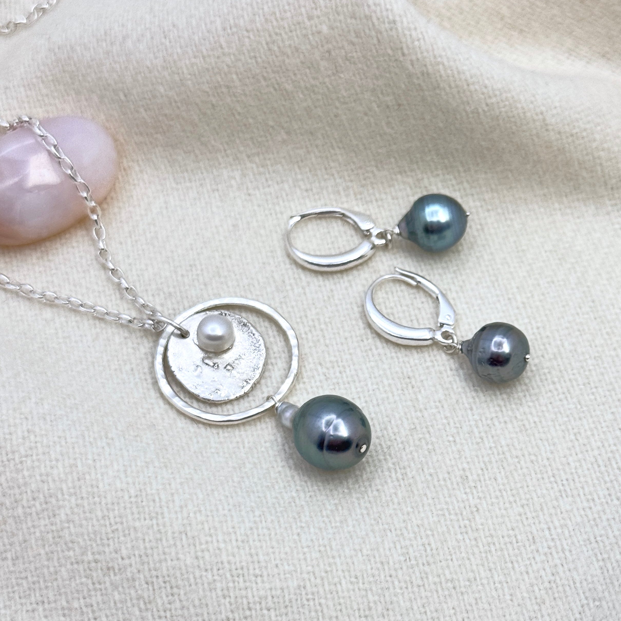 Tahitian Pearl & White Pearl Pendant Necklace